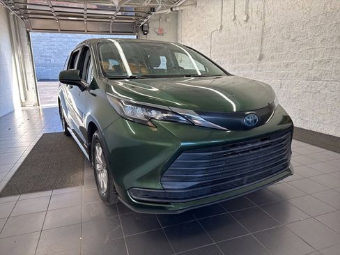 Certified 2021 Toyota Sienna LE image 2