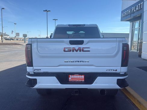Used 2025 GMC Sierra 2500 AT4 image 3