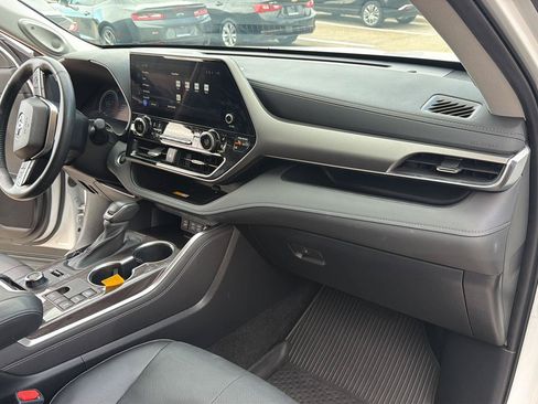 Certified 2024 Toyota Highlander Limited AWD/4WD image 20