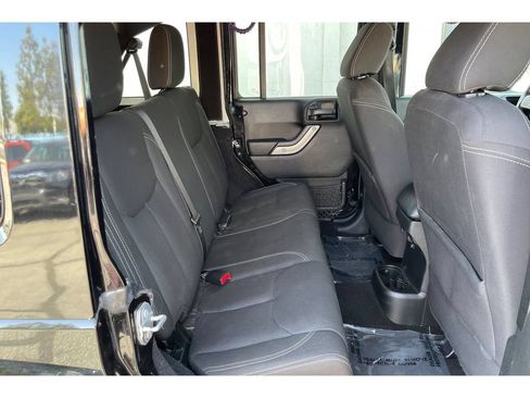 Used 2017 Jeep Wrangler Unlimited Sahara w/ Connectivity Group AWD/4WD image 18
