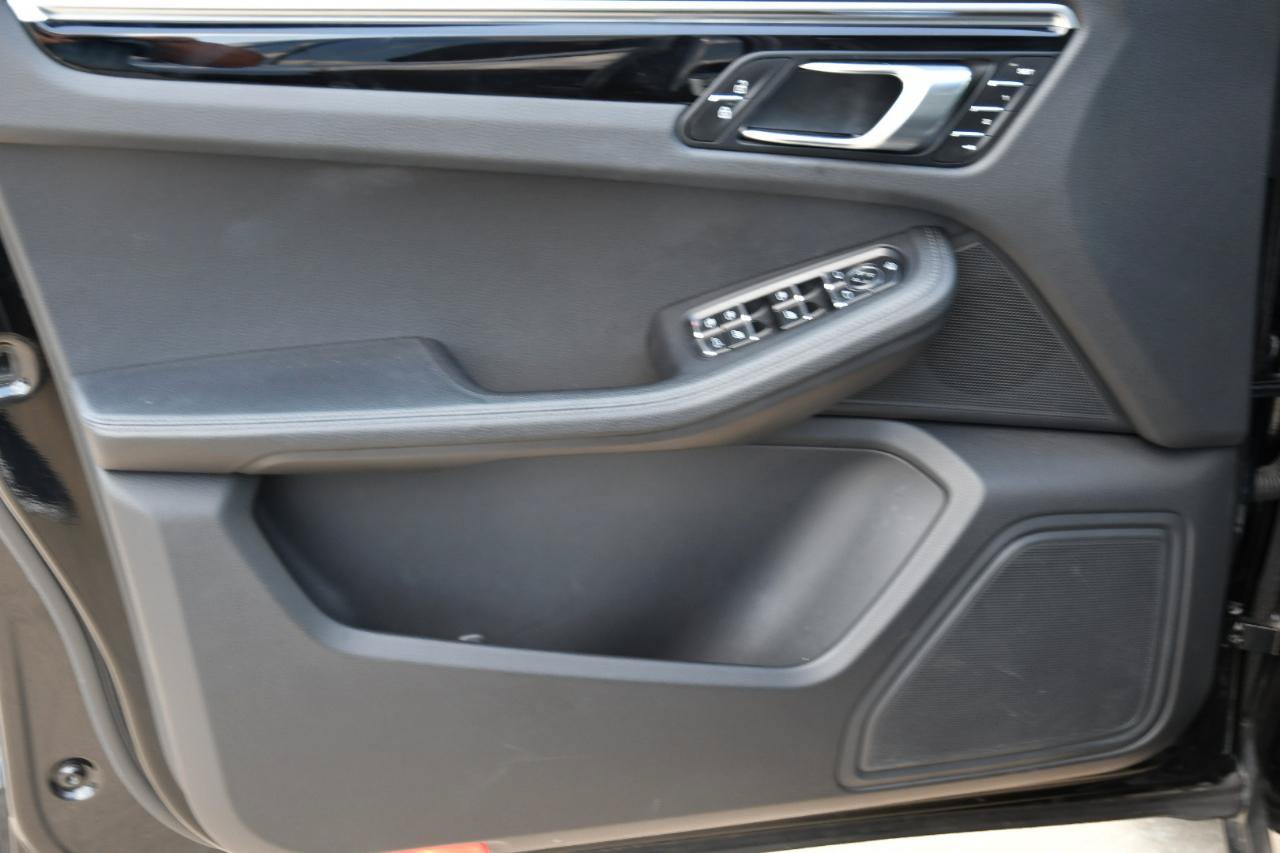 Used 2024 Porsche Macan AWD/4WD image 9