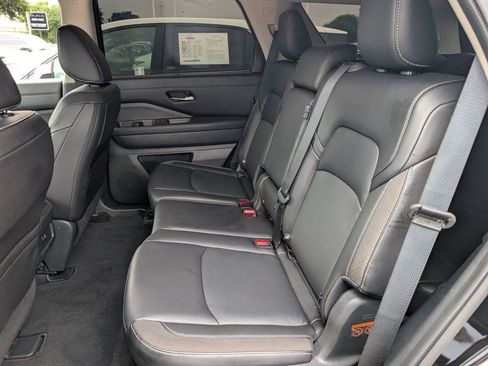 Used 2024 Nissan Pathfinder SL w/ Black Appearance Package FWD image 27