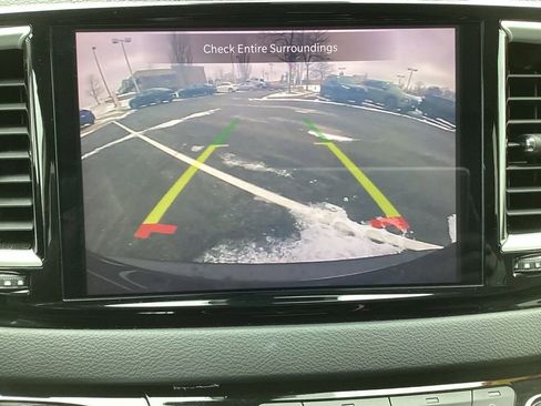 Used 2023 Chrysler Pacifica Touring-L image 8