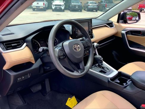 Used 2019 Toyota RAV4 LE w/ Carpet Mat Package AWD/4WD image 13