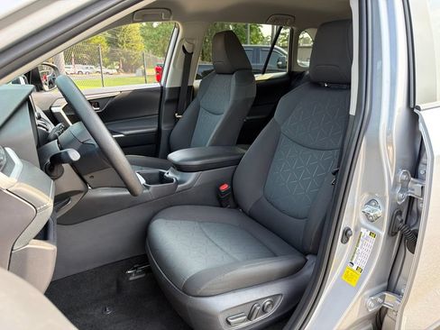 Used 2025 Toyota RAV4 XLE AWD/4WD image 18