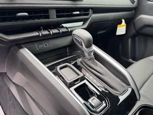 New 2025 Chevrolet Colorado LT w/ LT Convenience Package image 16