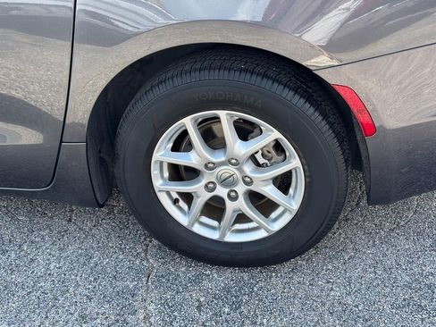 Used 2023 Chrysler Pacifica Touring-L FWD image 9