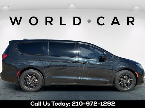 Used 2020 Chrysler Pacifica Touring w/ S Appearance Package FWD image 15