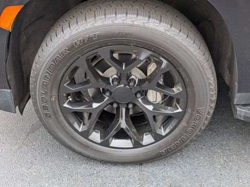 Used 2023 Chevrolet Suburban LT w/ Luxury Package image 9