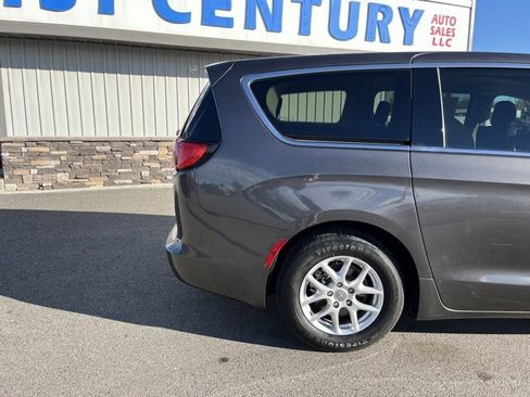 Used 2019 Chrysler Pacifica Touring image 14