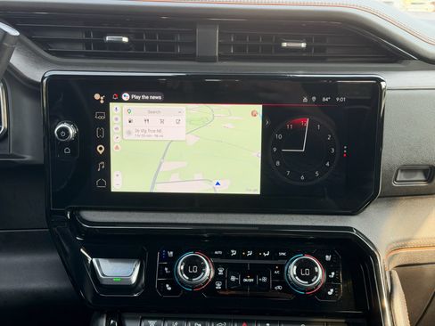 Used 2025 GMC Sierra 2500 AT4 w/ Technology Package AWD/4WD image 32
