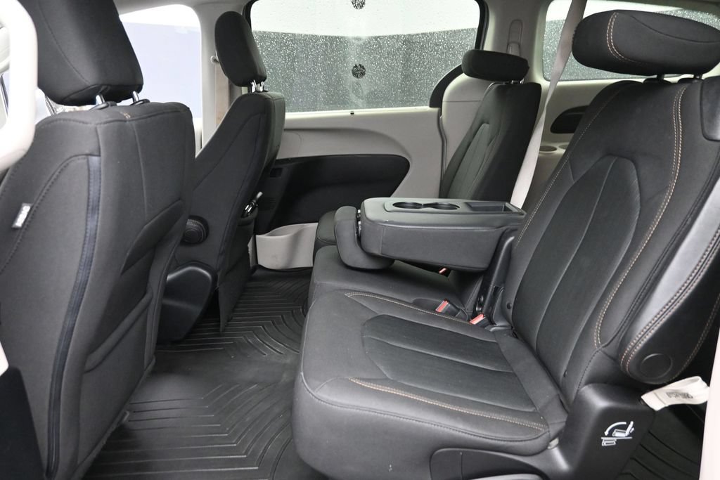 Used 2019 Chrysler Pacifica Touring Plus w/ Tire & Wheel Group FWD image 12