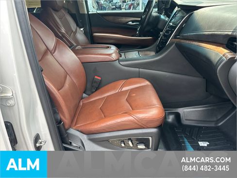Used 2020 Cadillac Escalade ESV Luxury RWD image 16