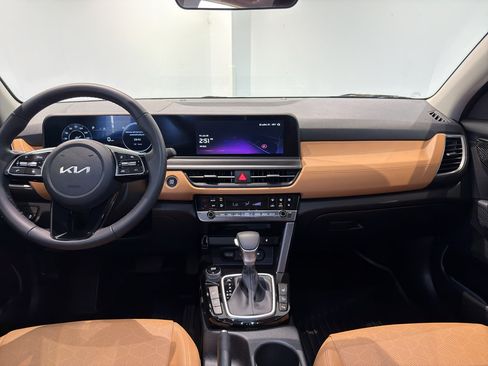 Certified 2025 Kia Seltos EX w/ EX Sunroof Package FWD image 14