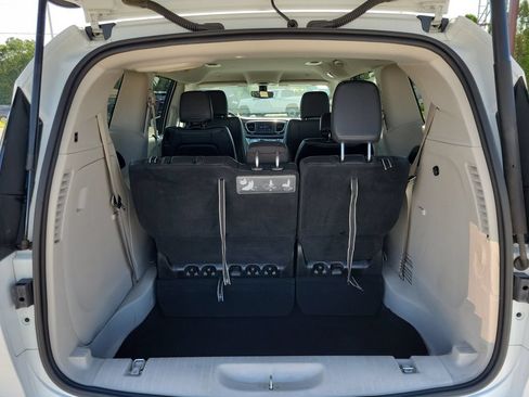 Used 2019 Chrysler Pacifica Touring-L FWD image 6