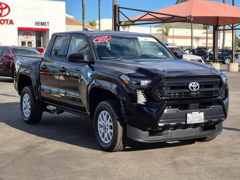 Used 2025 Toyota Tacoma SR image 3