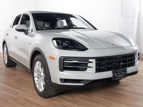 Used 2024 Porsche Cayenne AWD/4WD image 3