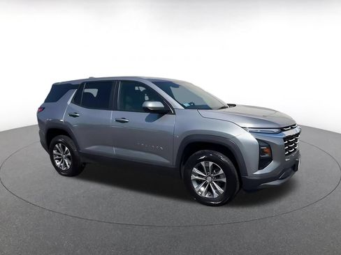 Used 2025 Chevrolet Equinox LT FWD image 2