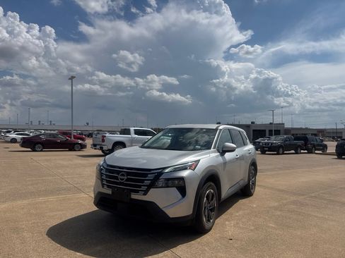 Used 2025 Nissan Rogue SV FWD image 8