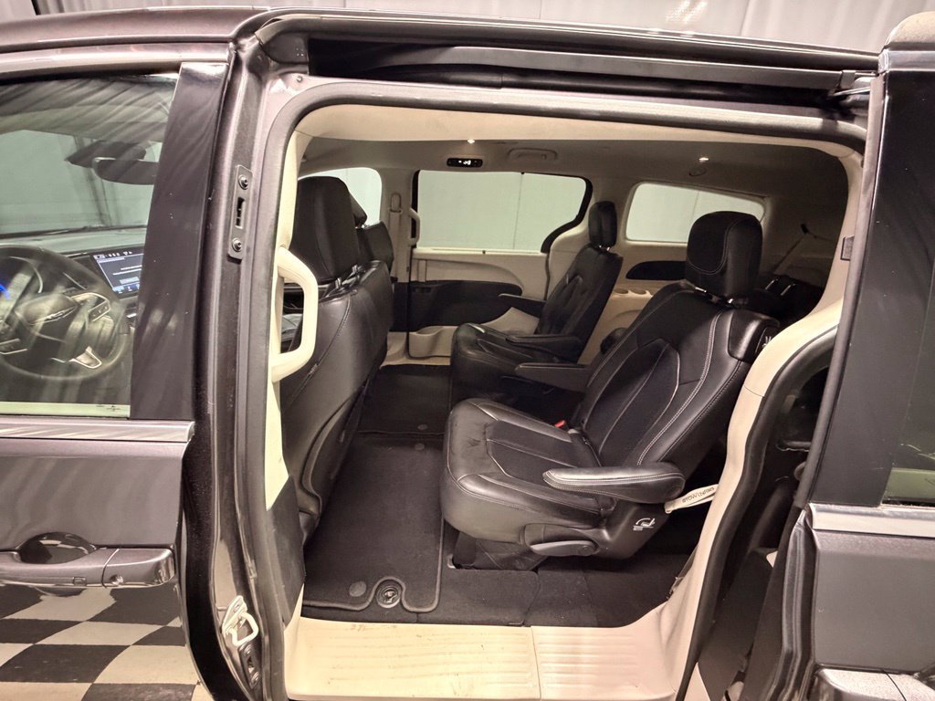 Used 2023 Chrysler Pacifica Touring-L FWD image 9