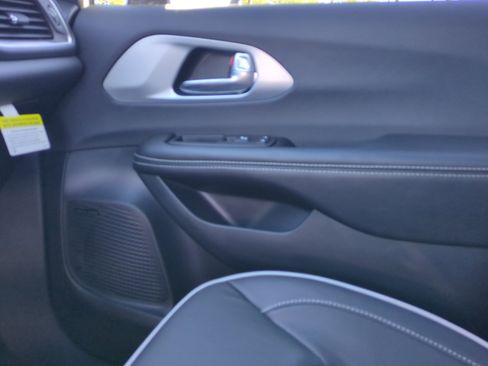 New 2026 Chrysler Pacifica Limited image 16