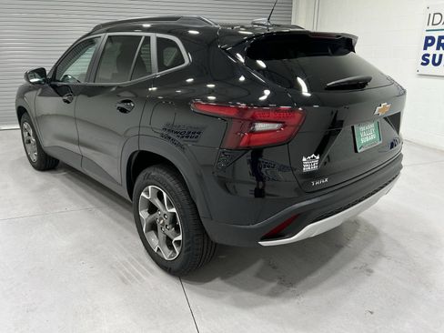 Used 2025 Chevrolet Trax LT w/ LT Convenience Package FWD image 6