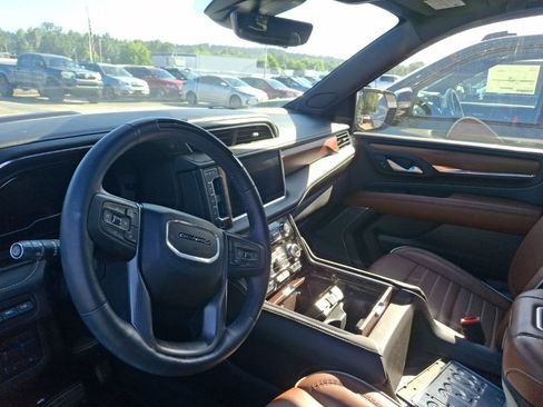 Used 2024 GMC Yukon Denali Ultimate AWD/4WD image 11