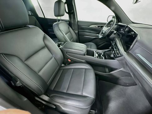Used 2025 Chevrolet Traverse LT FWD image 33