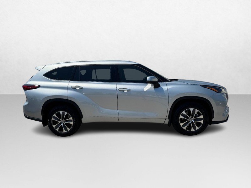 Used 2022 Toyota Highlander XLE AWD/4WD image 4