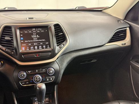 Used 2016 Jeep Cherokee Limited image 27
