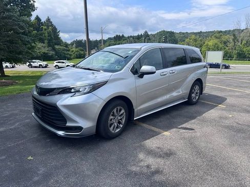 Used 2025 Toyota Sienna LE AWD/4WD image 7