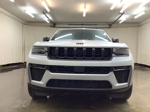New 2026 Jeep Grand Cherokee Altitude AWD/4WD image 11