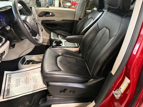 Certified 2024 Chrysler Pacifica Touring-L AWD/4WD image 39