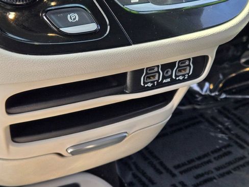 Used 2023 Chrysler Pacifica Touring-L FWD image 31