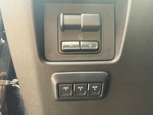 Used 2025 Chevrolet Colorado ZR2 w/ Midnight Edition AWD/4WD image 19