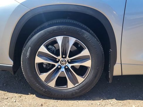 Used 2023 Toyota Highlander XLE AWD/4WD image 10
