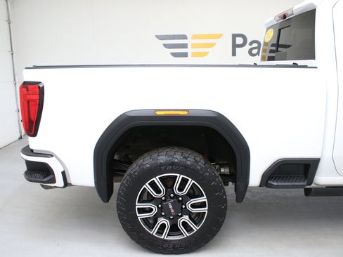 Used 2022 GMC Sierra 2500 AT4 w/ AT4 Premium Plus Package AWD/4WD image 11