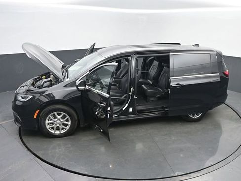 Used 2025 Chrysler Pacifica Select image 63