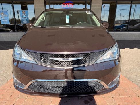 Used 2019 Chrysler Pacifica Touring-L image 16