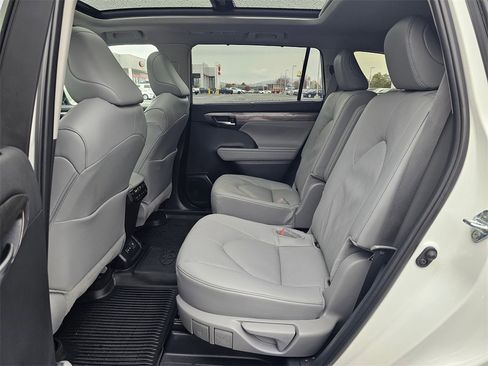 Used 2025 Toyota Highlander Platinum image 17
