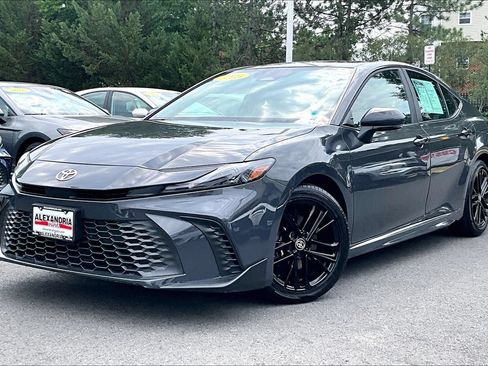 Used 2025 Toyota Camry SE FWD image 1
