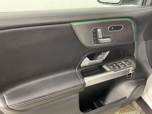 Used 2022 Mercedes-Benz GLB 250 4MATIC image 17