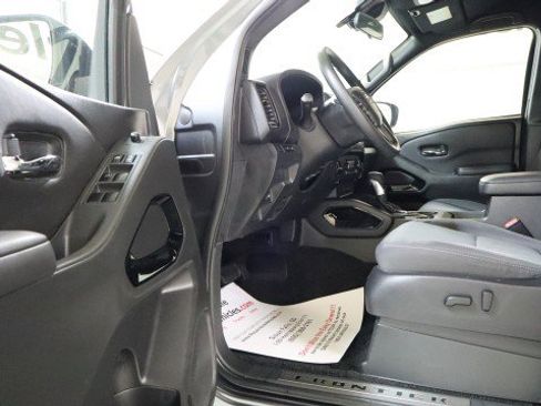 Used 2023 Nissan Frontier SV w/ Midnight Edition Package image 9