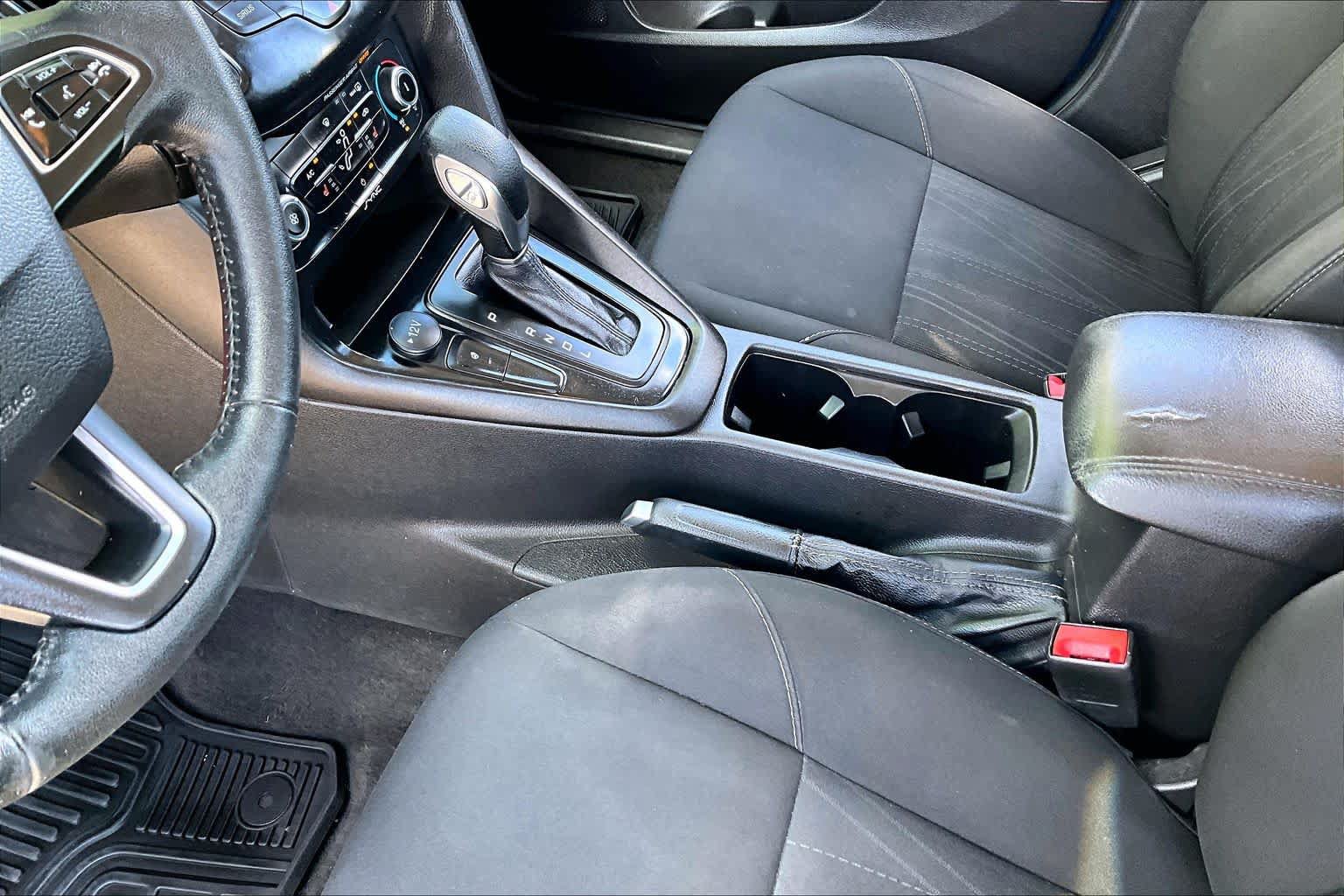 Used 2018 Ford Focus SE w/ Cold Weather Package FWD image 16