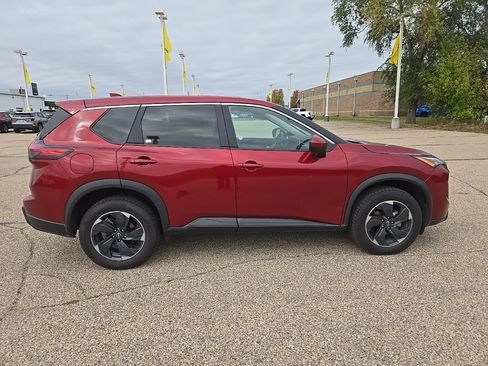 Used 2024 Nissan Rogue SV image 5