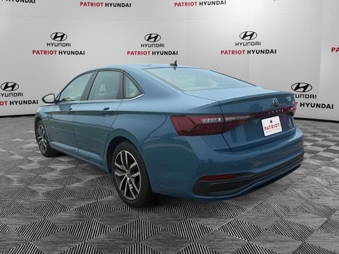 Used 2025 Volkswagen Jetta SE FWD image 5