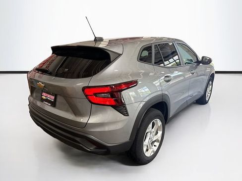 Used 2024 Chevrolet Trax LS w/ LS Convenience Package FWD image 6