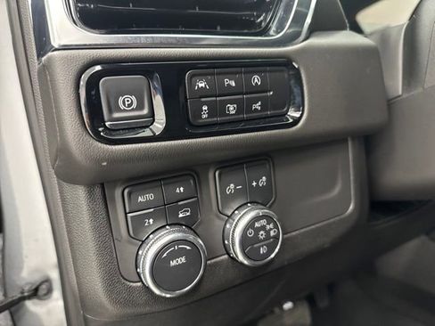 Used 2025 GMC Yukon XL Denali AWD/4WD image 12