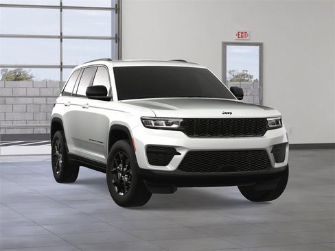 New 2025 Jeep Grand Cherokee Altitude image 8