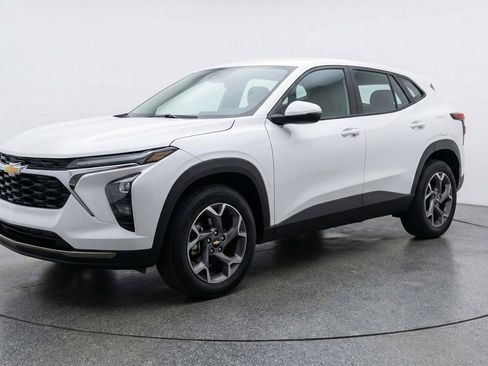 Used 2025 Chevrolet Trax LT image 3